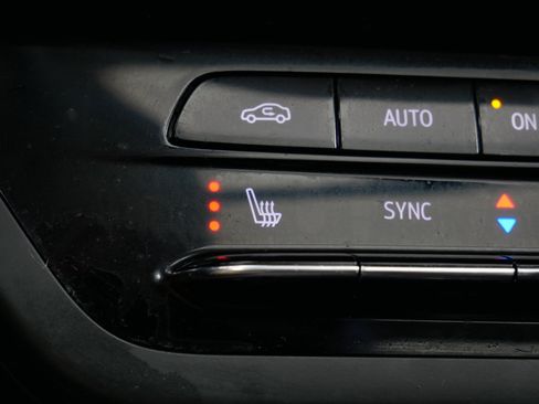 Used 2023 Buick Envision Essence w/ Technology Package I image 31