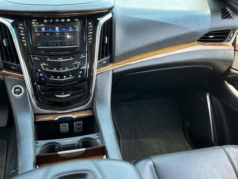 Used 2017 Cadillac Escalade ESV Luxury w/ LPO, Radiant Package AWD/4WD image 17