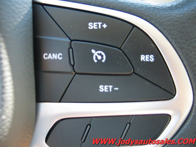 Used 2017 Chrysler Pacifica Touring Plus FWD image 12