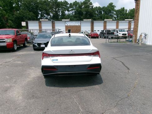 Used 2025 Hyundai Elantra SEL FWD image 7