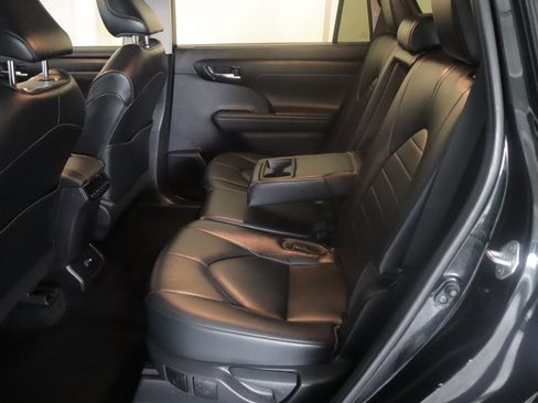 Used 2022 Toyota Highlander XLE AWD/4WD image 9