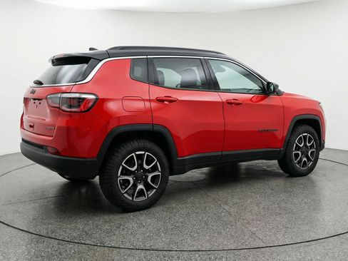 Used 2025 Jeep Compass Trailhawk AWD/4WD image 9