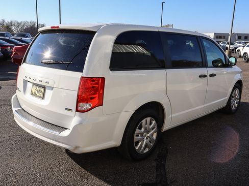 Used 2019 Dodge Grand Caravan SE image 4
