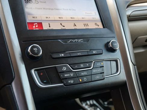 Used 2019 Ford Fusion SE FWD image 20