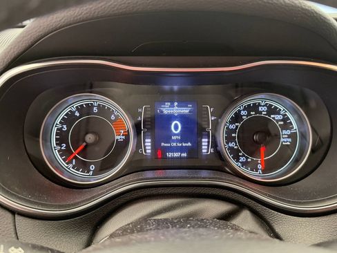 Used 2019 Jeep Cherokee Latitude Plus w/ Cold Weather Group AWD/4WD image 23
