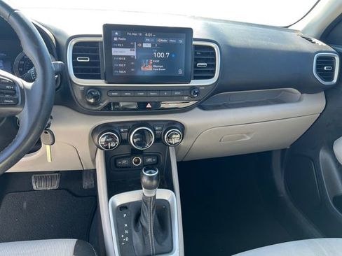 Used 2022 Hyundai Venue SEL FWD image 11