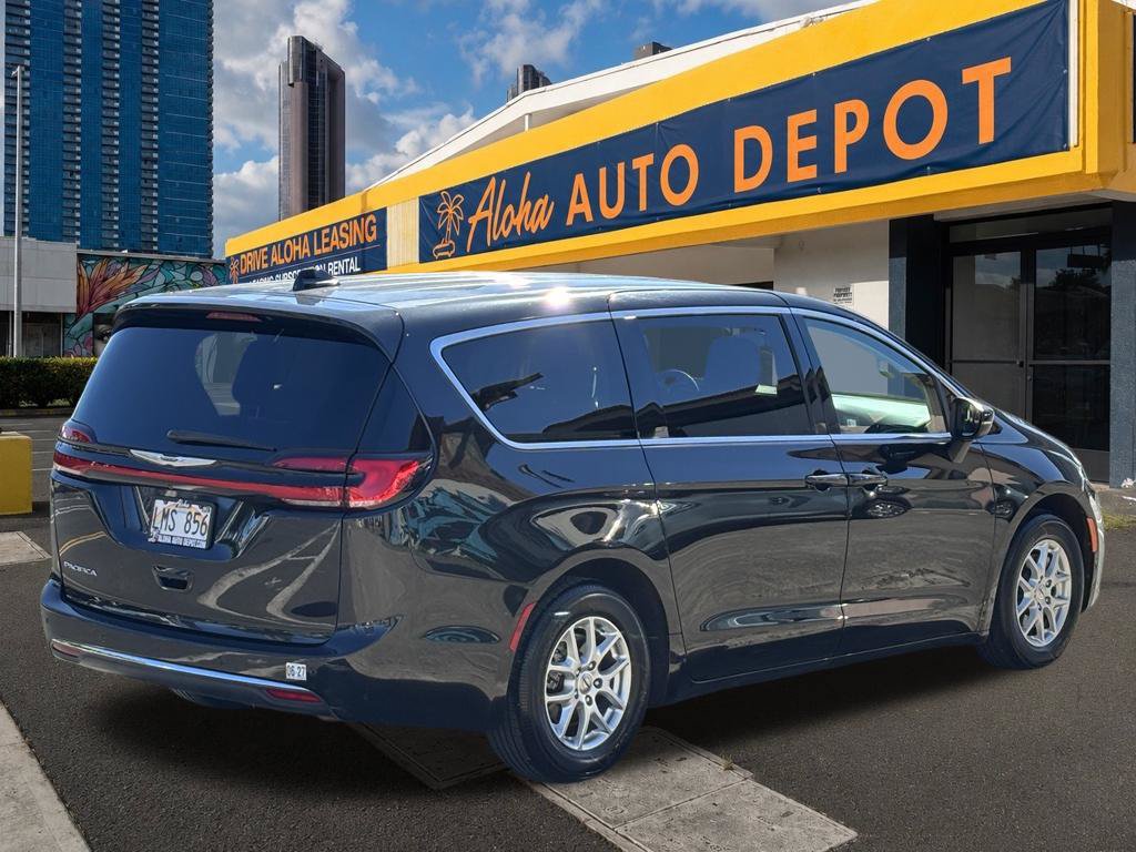 Used 2023 Chrysler Pacifica Touring-L FWD image 5