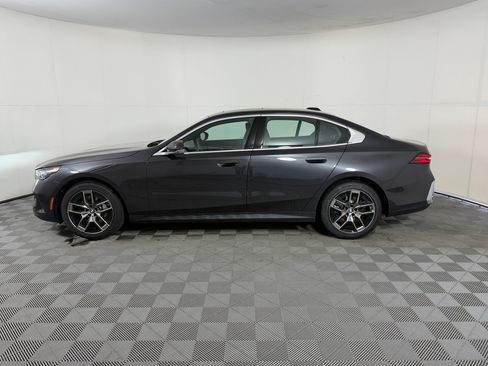 Used 2027 BMW 530i w/ Convenience Package RWD image 2