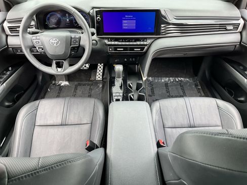 Used 2025 Toyota Camry XSE FWD image 9
