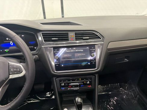 Used 2023 Volkswagen Tiguan SE w/ Panoramic Sunroof Package FWD image 29