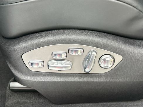 Used 2026 Porsche Macan Turbo AWD/4WD image 32
