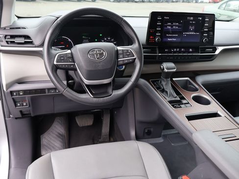 Used 2024 Toyota Sienna XLE image 24