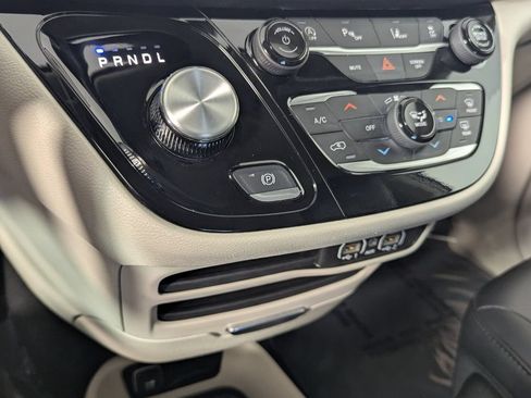 Used 2024 Chrysler Pacifica Touring-L FWD image 23