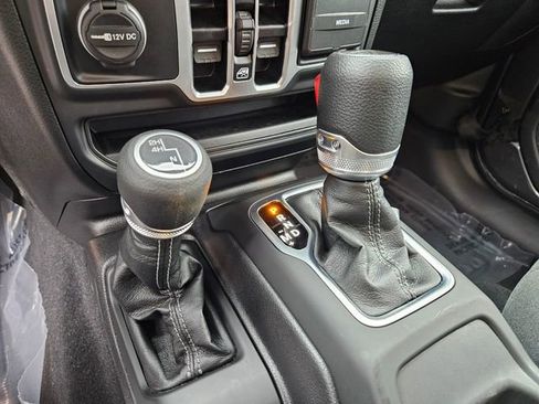 Used 2025 Jeep Gladiator Nighthawk image 16