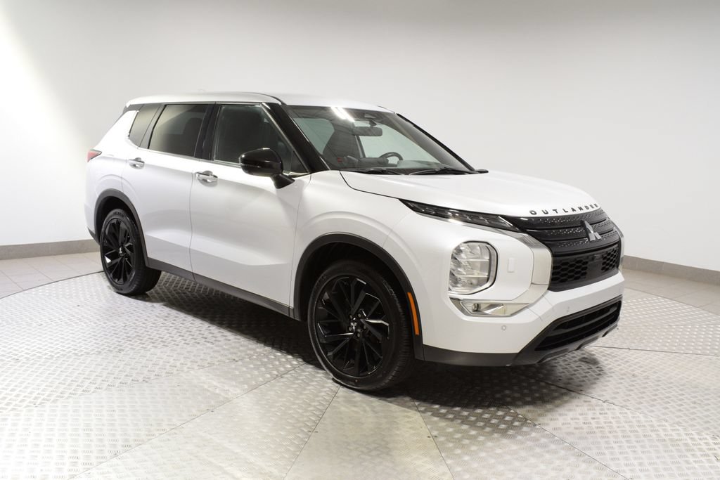 Used 2023 Mitsubishi Outlander SE AWD/4WD image 1