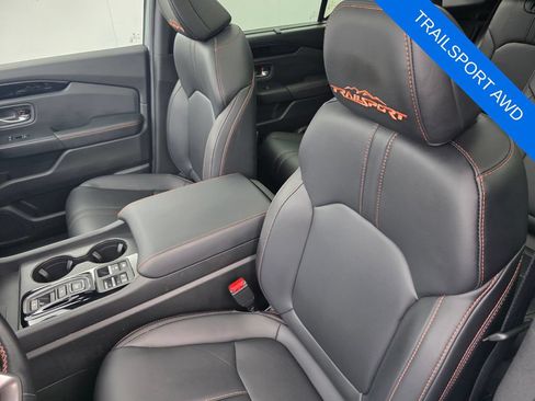 Used 2025 Honda Pilot TrailSport image 11