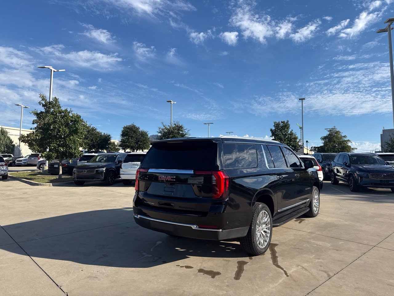 Used 2025 GMC Yukon XL Elevation w/ Elevation Premium Package AWD/4WD image 11