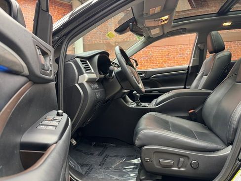 Used 2019 Toyota Highlander AWD V6 image 21