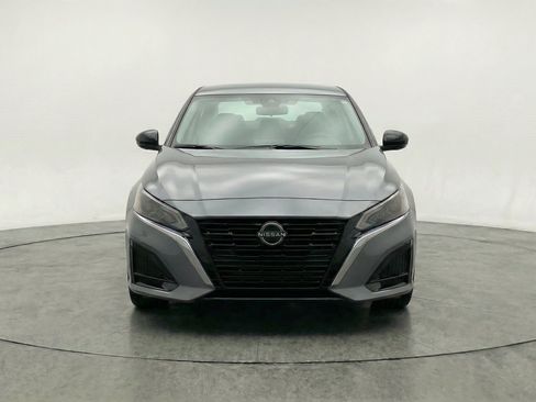Used 2025 Nissan Altima 2.5 SV FWD image 2