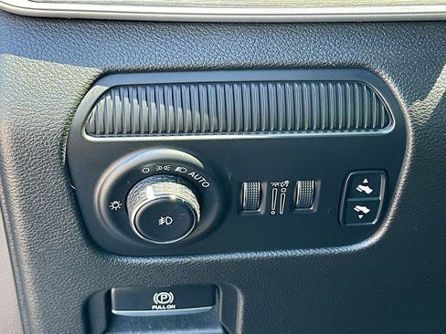 Used 2024 Jeep Wagoneer Series II RWD image 10