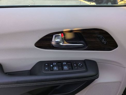 Used 2023 Chrysler Pacifica Limited image 15