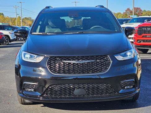 New 2026 Chrysler Pacifica Limited w/ Uconnect Theater Family Group image 4