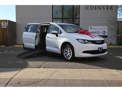 Used 2023 Chrysler Voyager LX image 2