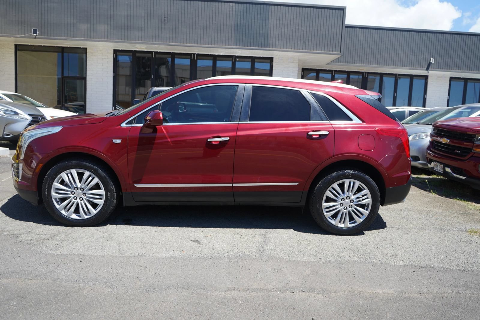 Used 2017 Cadillac XT5 Premium Luxury w/ Driver Assist Package FWD image 2