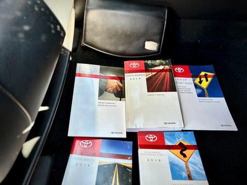 Used 2019 Toyota Highlander XLE FWD image 45