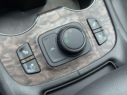 Used 2023 GMC Acadia Denali w/ Denali Technology Package FWD image 16