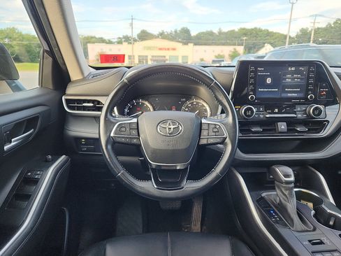 Used 2021 Toyota Highlander XLE AWD/4WD image 10