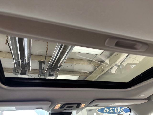 Used 2026 Toyota Sienna XLE FWD image 19