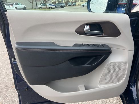 Used 2019 Chrysler Pacifica Touring Plus w/ Cold Weather Group image 10