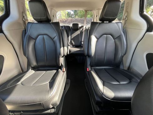 Used 2023 Chrysler Pacifica Touring-L FWD image 39