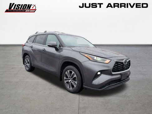 Used 2024 Toyota Highlander XLE image 3