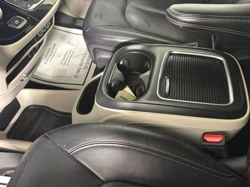 Used 2022 Chrysler Pacifica Touring-L FWD image 24