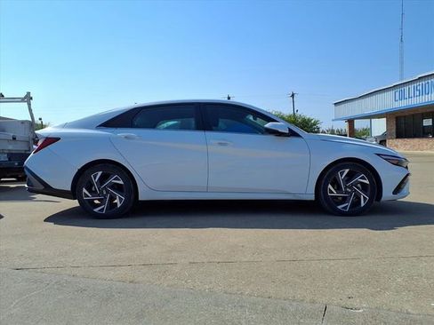 Used 2024 Hyundai Elantra Limited image 4