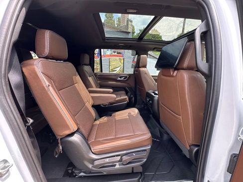 Used 2023 Chevrolet Suburban High Country AWD/4WD image 16