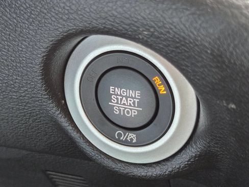 Used 2025 Chrysler Pacifica Select FWD image 25