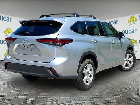 Used 2023 Toyota Highlander LE FWD image 6