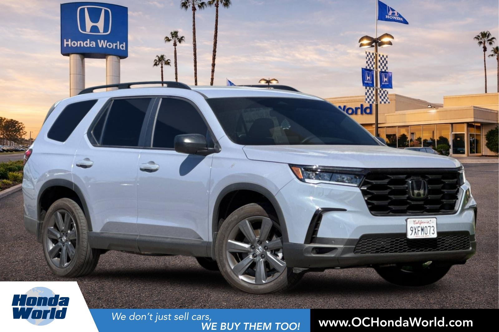 Used 2025 Honda Pilot Sport image 1
