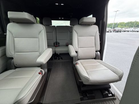 Used 2023 GMC Yukon XL SLT w/ SLT Premium Package AWD/4WD image 14