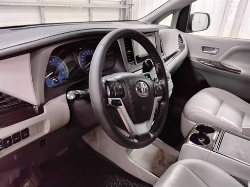Used 2016 Toyota Sienna XLE image 11