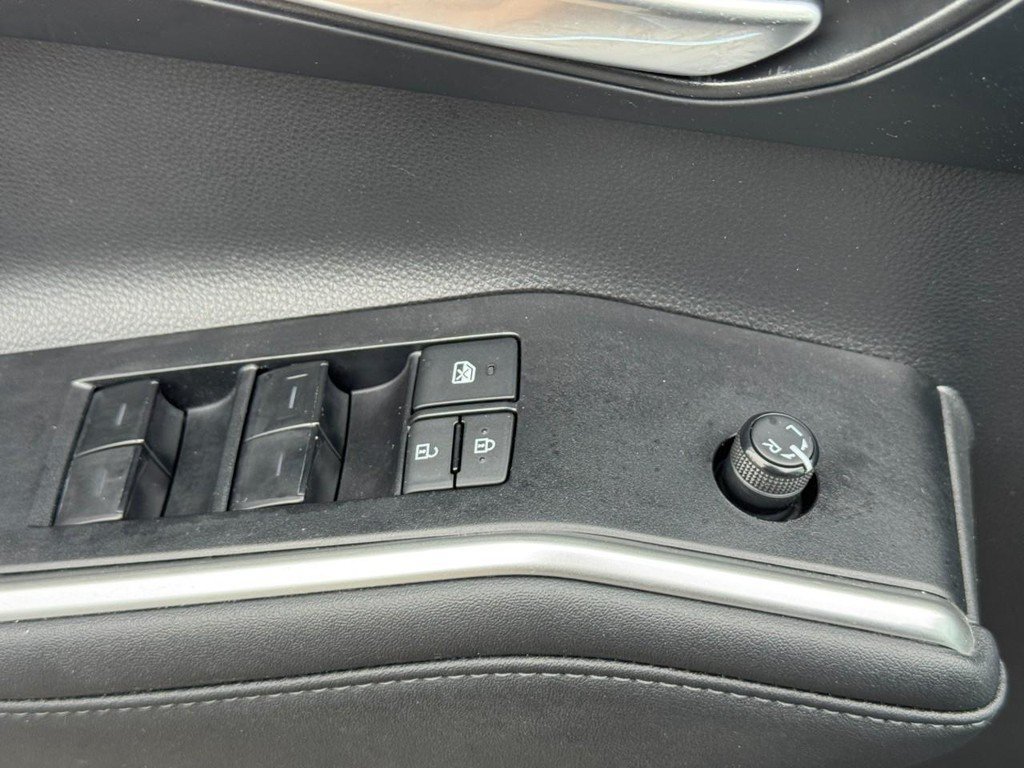 Used 2023 Toyota Highlander XLE FWD image 23