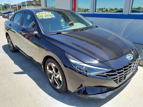Used 2023 Hyundai Elantra SEL w/ Convenience Package FWD image 3