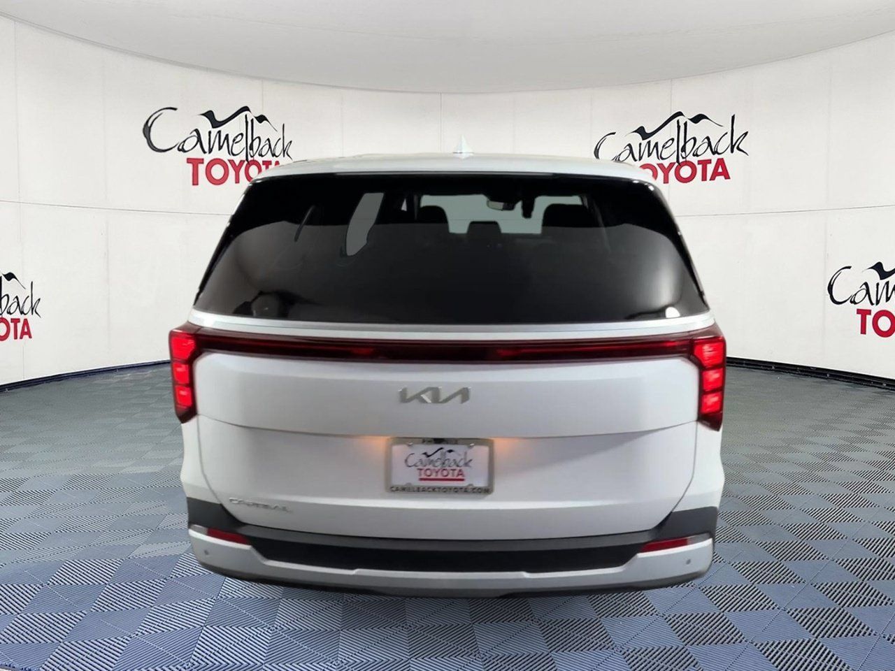 Used 2026 Kia Carnival FWD image 3
