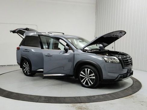 Used 2023 Nissan Pathfinder Platinum w/ Black Appearance Package image 9
