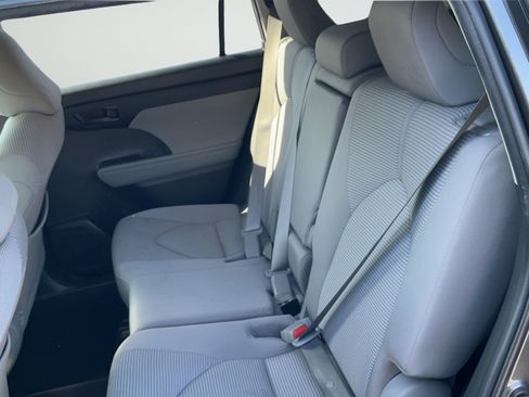 Used 2023 Toyota Highlander LE AWD/4WD image 27