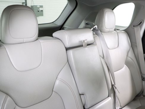 Used 2020 Jeep Cherokee Latitude Lux w/ Quick Order Package 26H Lux image 27