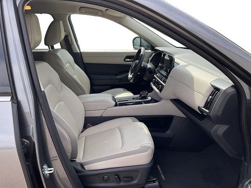 Used 2025 Nissan Pathfinder SL FWD image 11